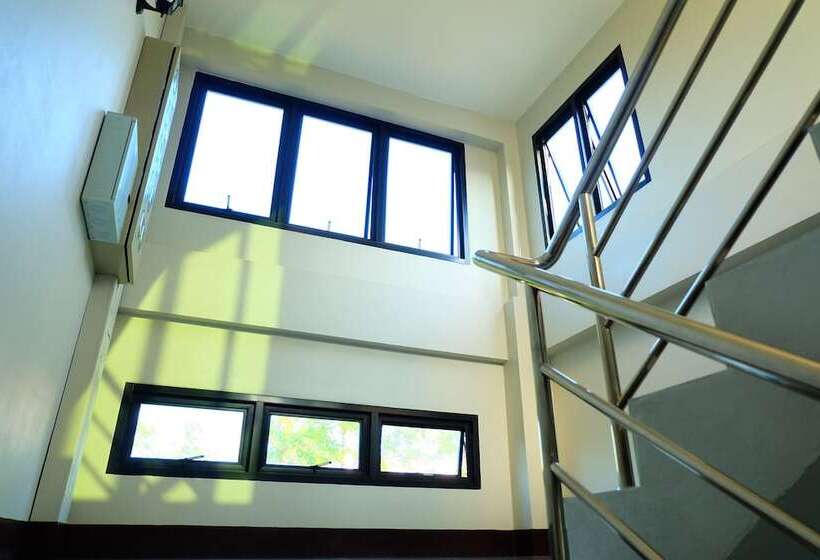 فندق على الطريق Naiya Place