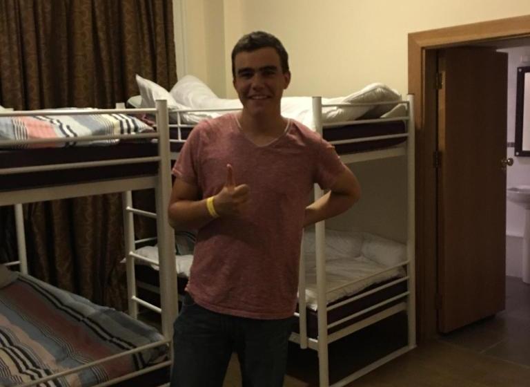 簡易ホテル Aberdeen House