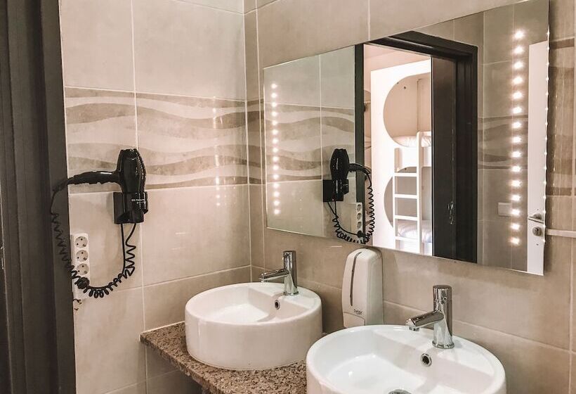 Urban Garden Porto Central Hostel