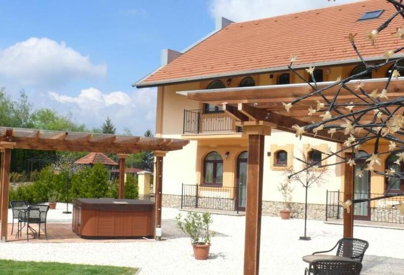 Bed and Breakfast Garden Vendégház Makó