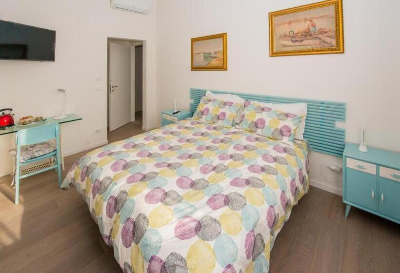 تختخواب و صبحانه Ramo Rosso Di Paolo Natalini