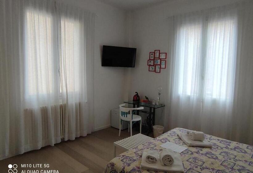 تختخواب و صبحانه Ramo Rosso Di Paolo Natalini