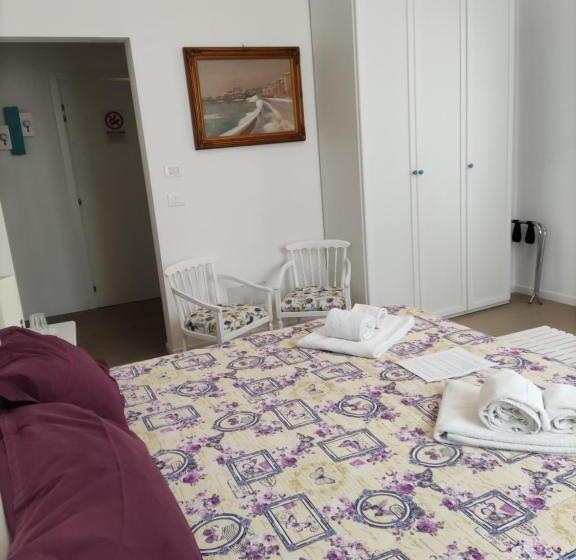 تختخواب و صبحانه Ramo Rosso Di Paolo Natalini