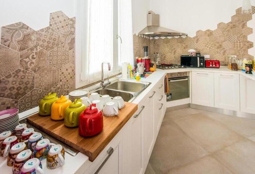 تختخواب و صبحانه Ramo Rosso Di Paolo Natalini