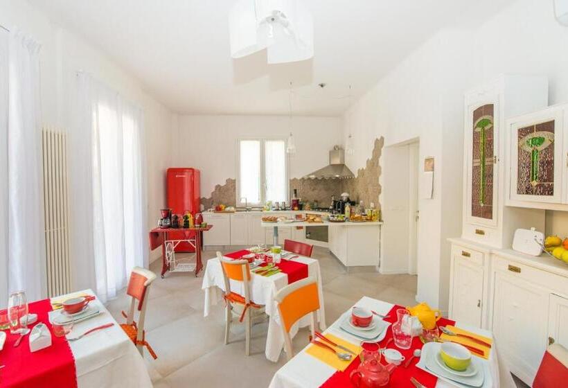 تختخواب و صبحانه Ramo Rosso Di Paolo Natalini