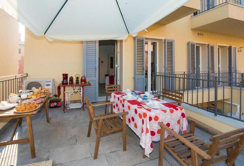 تختخواب و صبحانه Ramo Rosso Di Paolo Natalini