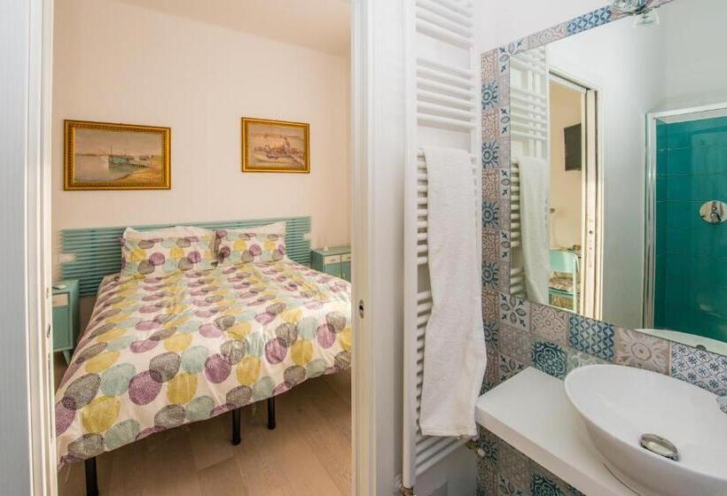 تختخواب و صبحانه Ramo Rosso Di Paolo Natalini