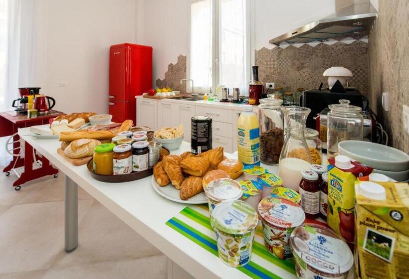 تختخواب و صبحانه Ramo Rosso Di Paolo Natalini