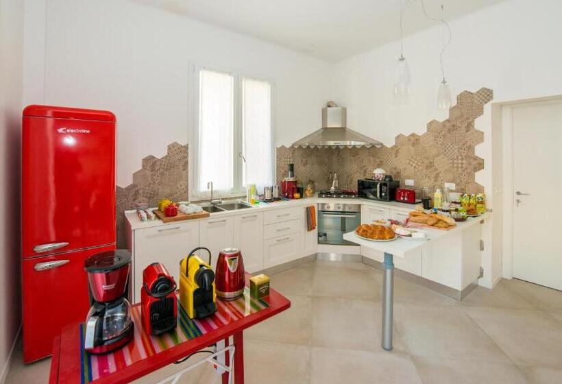 تختخواب و صبحانه Ramo Rosso Di Paolo Natalini