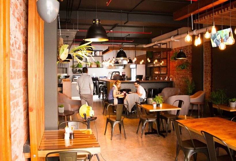 هتل Neighbourgood Castle