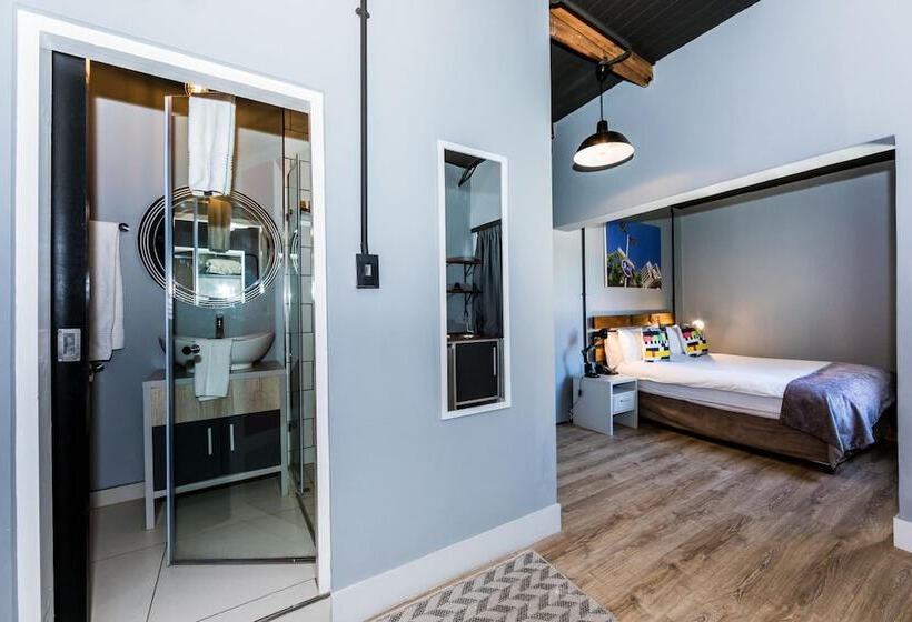 هتل Neighbourgood Castle