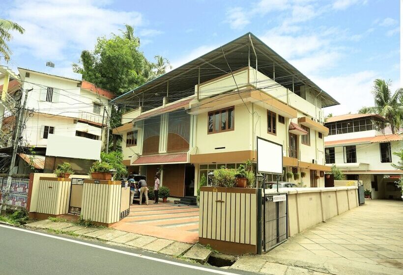 בית מלון כפרי Oyo Rooms Petttah Railway Station