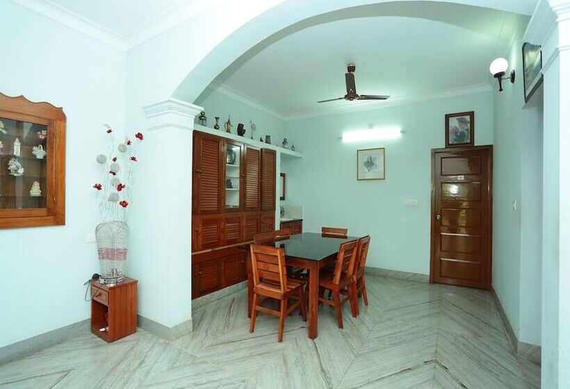 בית מלון כפרי Oyo Rooms Petttah Railway Station