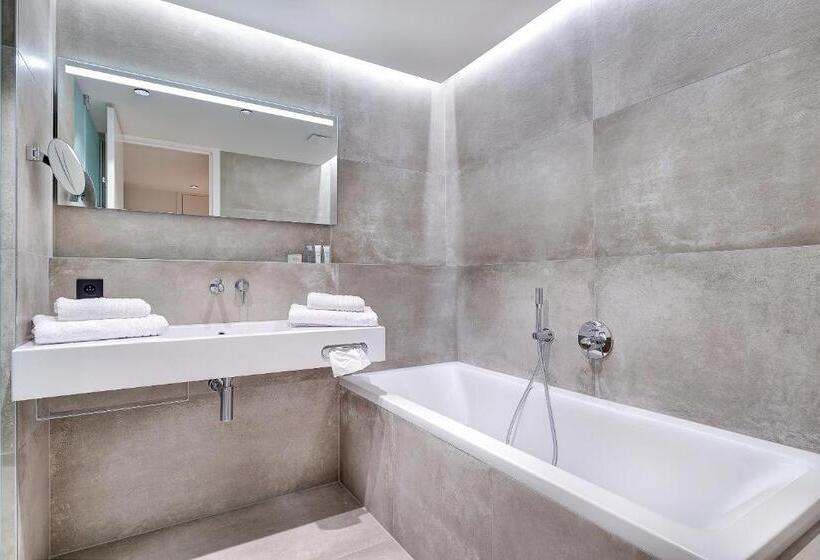 R Hotel Experiences