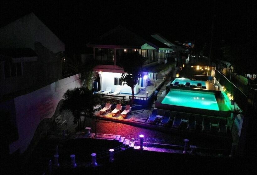 استراحتگاه Pescadores Suites Moalboal