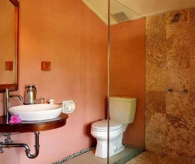 Strawberry Hill Hotel & Restaurant