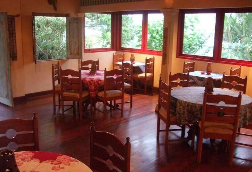 Strawberry Hill Hotel & Restaurant