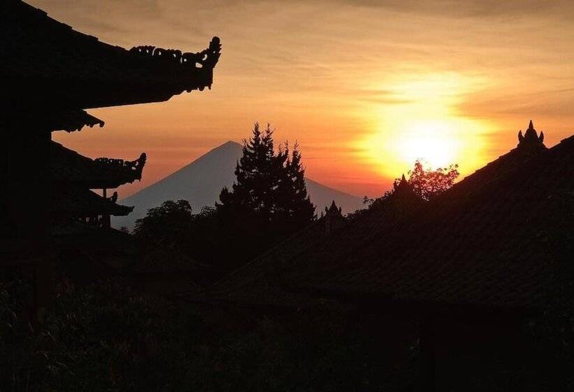 Strawberry Hill Hotel & Restaurant