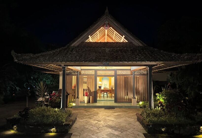 Strawberry Hill Hotel & Restaurant