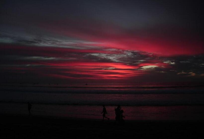 فندق صغير Nuka Beach Inn