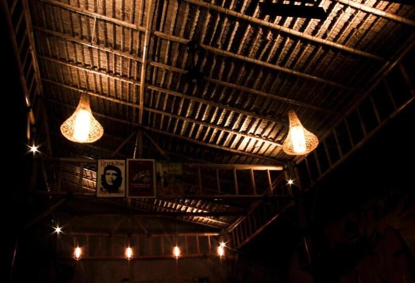 فندق صغير Nuka Beach Inn