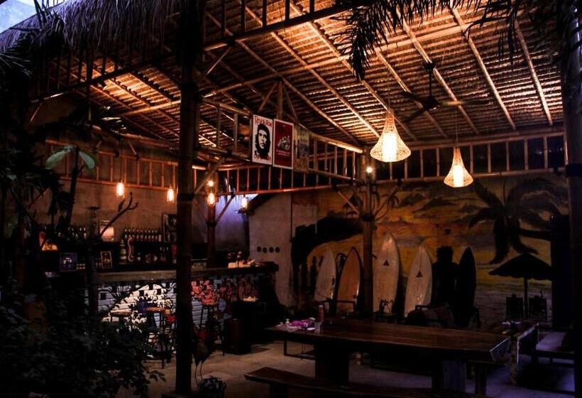 فندق صغير Nuka Beach Inn