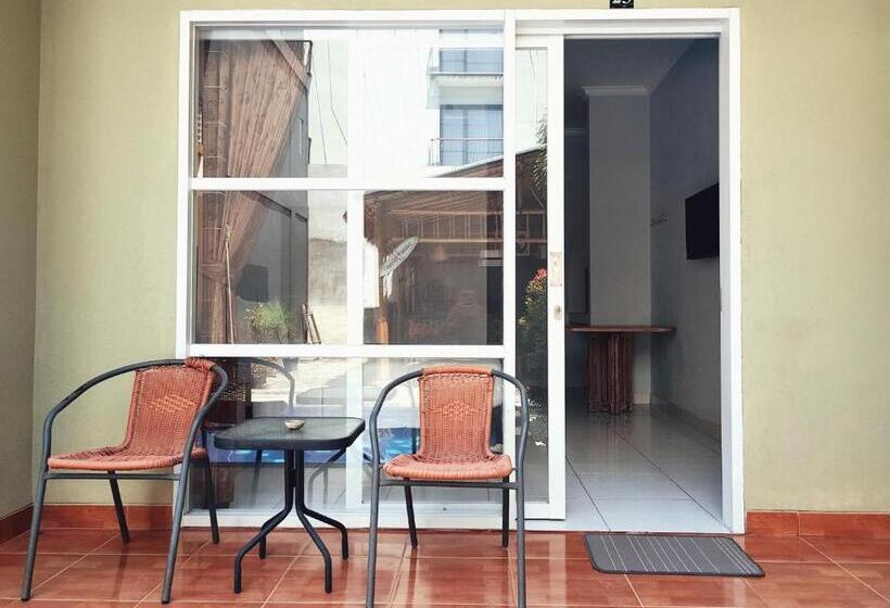 فندق صغير Nuka Beach Inn