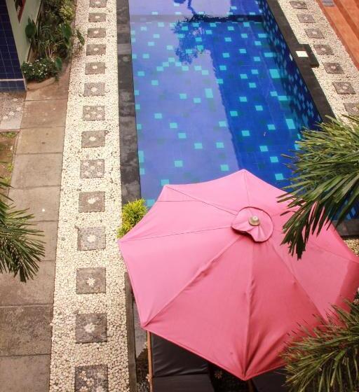 فندق صغير Nuka Beach Inn