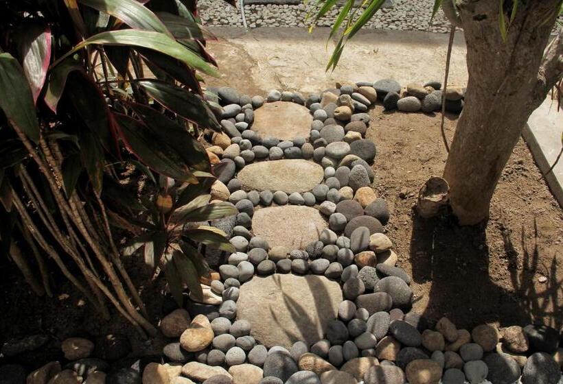 فندق صغير Nuka Beach Inn