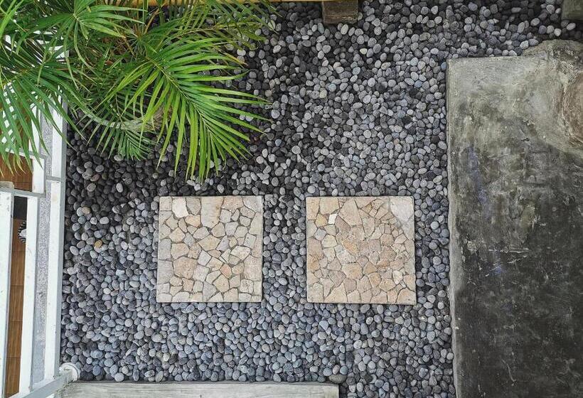 فندق صغير Nuka Beach Inn