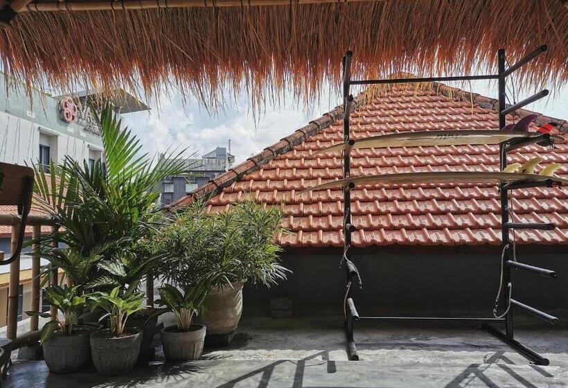 فندق صغير Nuka Beach Inn