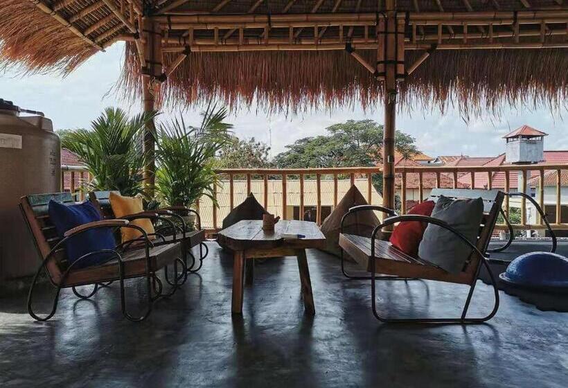 فندق صغير Nuka Beach Inn