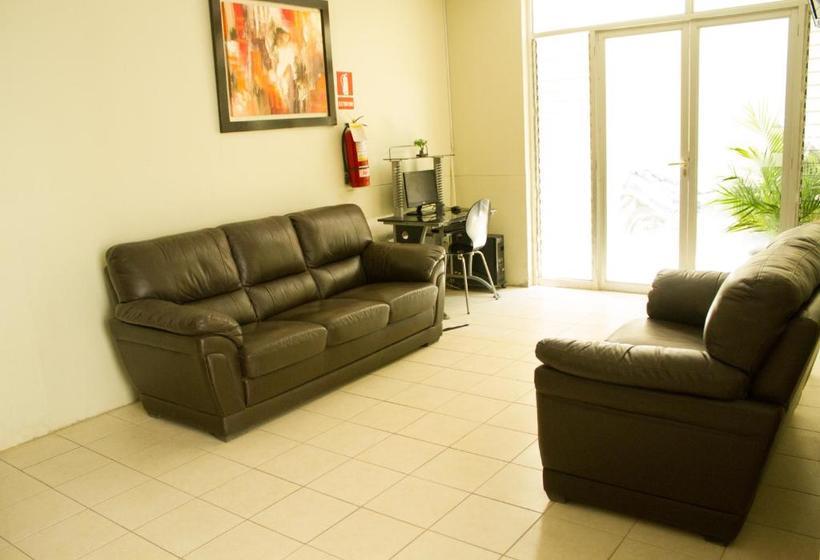 هتل Hostal Oro Verde