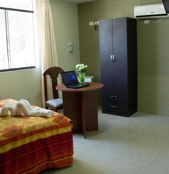 هتل Hostal Oro Verde