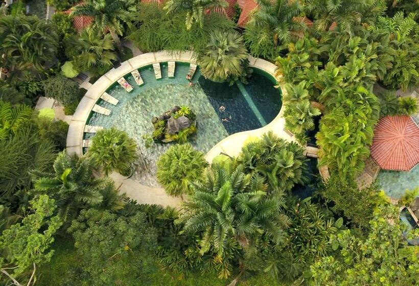 استراحتگاه Paradise Hot Springs