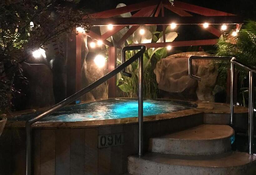 אתר נופש Paradise Hot Springs