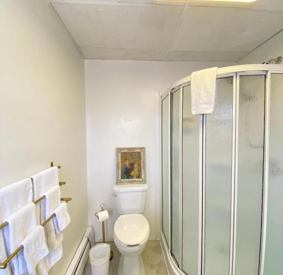 민박 The Montague Rose Inn & Cafe