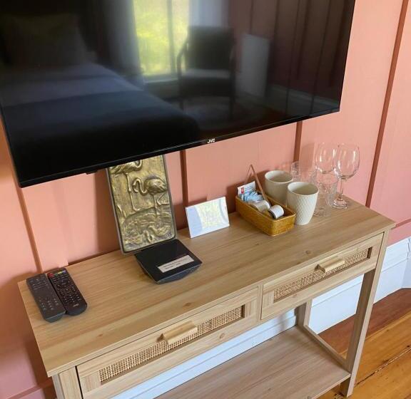 민박 The Montague Rose Inn & Cafe