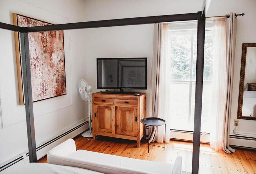 민박 The Montague Rose Inn & Cafe