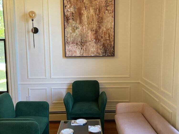 민박 The Montague Rose Inn & Cafe