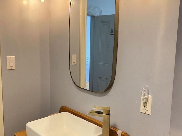 민박 The Montague Rose Inn & Cafe