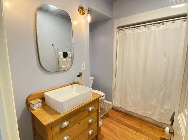 민박 The Montague Rose Inn & Cafe