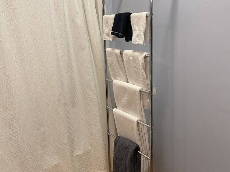 민박 The Montague Rose Inn & Cafe