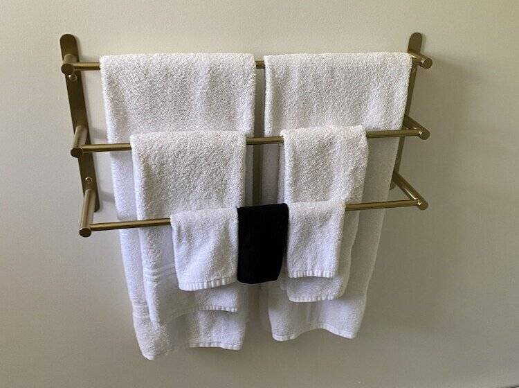 민박 The Montague Rose Inn & Cafe