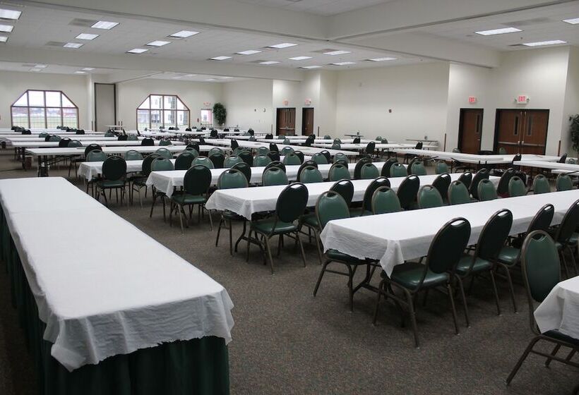 فندق Farmstead Inn And Conference Center