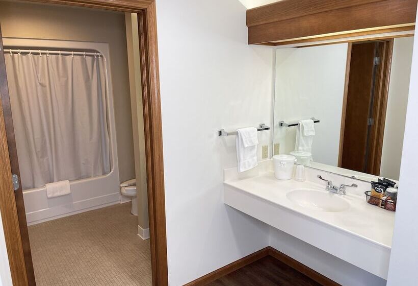 فندق Farmstead Inn And Conference Center