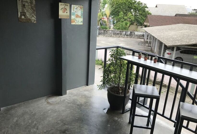 ホテル Takuapa Station