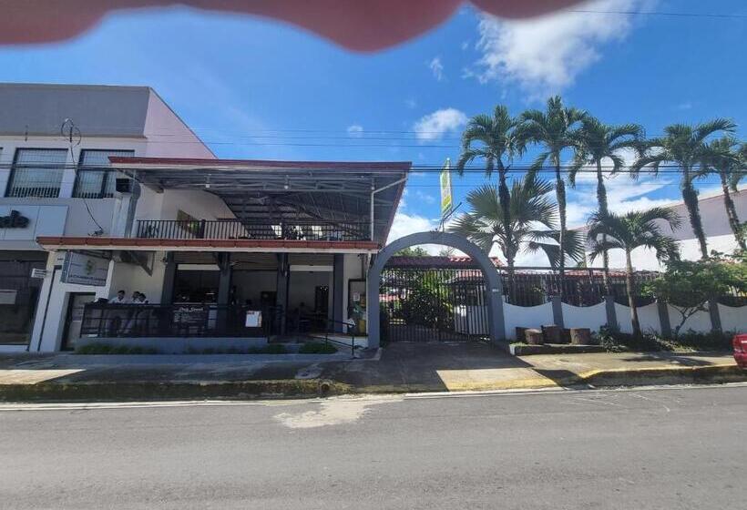 ユースホステル Wide Mouth Frog Quepos