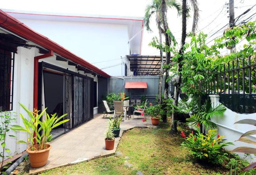 ユースホステル Wide Mouth Frog Quepos