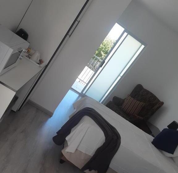 تختخواب و صبحانه Mentor Guest House